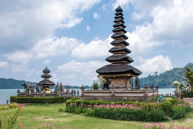 All Inclusive Sekumpul Waterfall Trekking , Handara Gate & Temple - Ulun Danu Beratan Temple: a lakeside Shaivite water temple moment