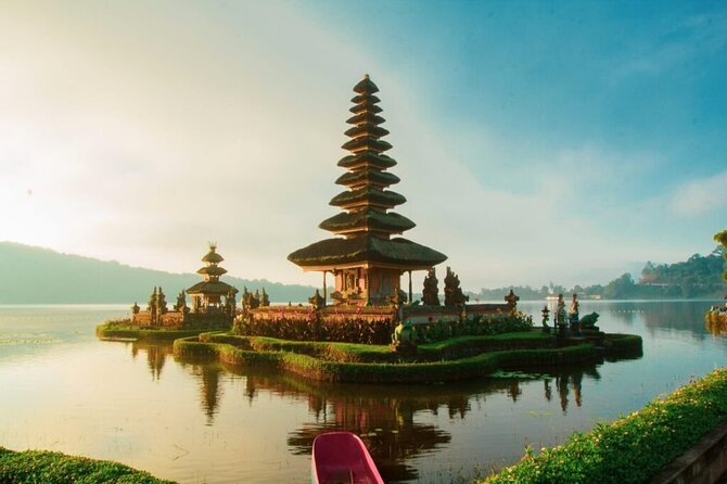 Bali Private Tour: Handara Iconic Gate, Watefall and Temple - Ulun Danu Beratan Temple: the lakeside temple stop people remember