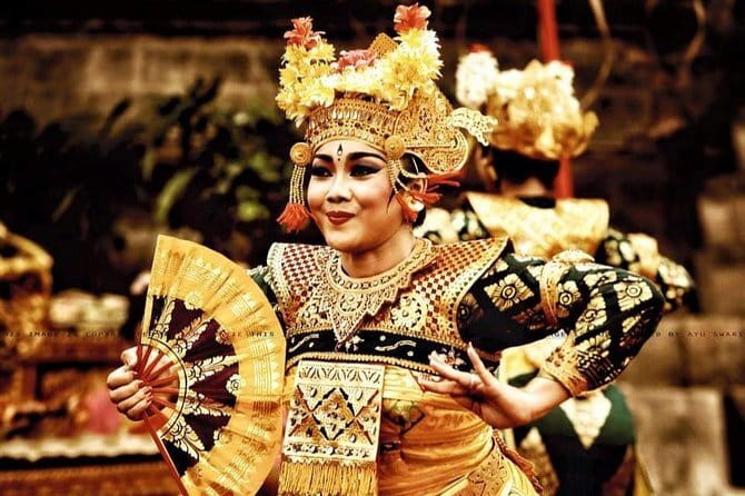 Bali Private Tour: Waterfall, Monkey forest and Tanah lot sunset - Ubud art market and the palace area: culture, crafts, and quick orientation