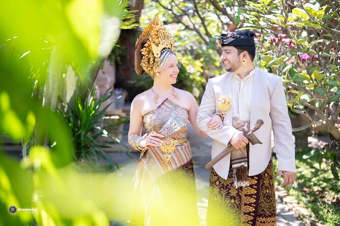 Bali Professional Photoshoot in Traditional Dress Outfit - Delivering Your Photos: Originals Plus Retouched Files