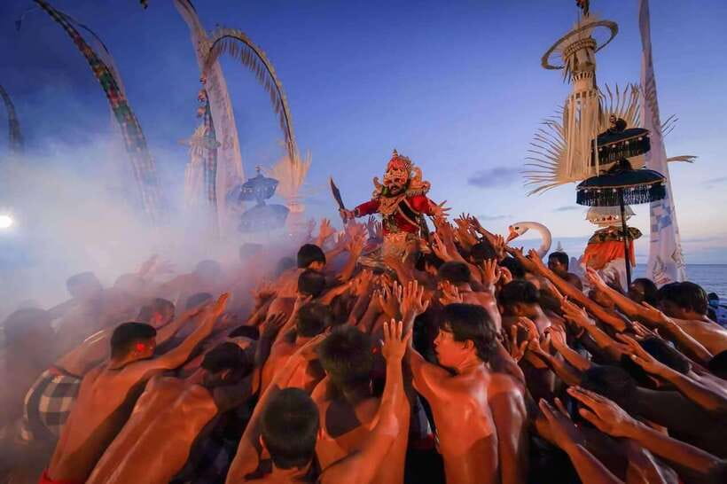 Bali: Tanah Lot Temple Sunset Kecak & Fire Dance Show Ticket - Walking from Tanah Lot to the stage: the route you shouldn’t rush