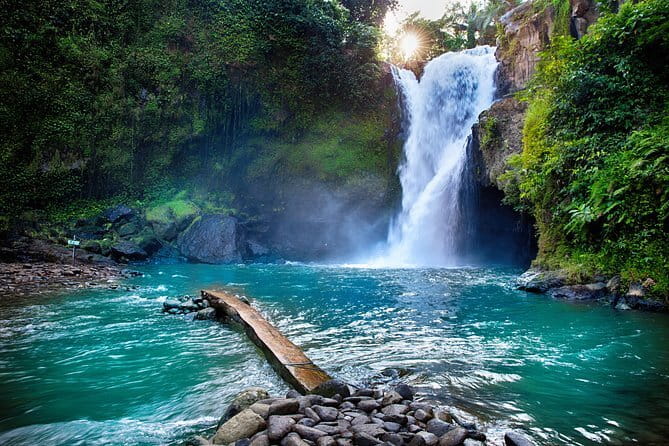 Bali Tour Driver - Tegenungan Waterfall and Mas wood carving: a break that keeps the day interesting
