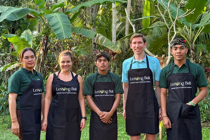 Balinese Authentic Cooking Class in Ubud - Hands-on Balinese cooking: the lesung makes it real