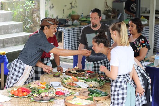 Balinese Cooking Class & Tanah Lot Temple Visit - Private & All-Inclusive - The cooking start: market shopping that sets up the meal