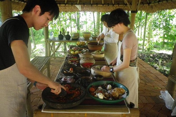 Balinese Cooking class with traditional morning market visit - What you eat: a sit-down meal built from your own cooking