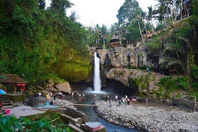 Blue Lagoon Snorkeling and Lunch - Ubud Monkey Forest - Waterfall - After the sea: shower facilities, changing room, and lunch at Topi Inn