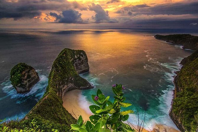 Day Trip to Nusa Penida with All Inclusive - Kelingking Beach: the T-Rex cliff shape and how to handle the crowd energy