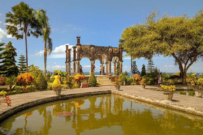 East Bali Tour, Lempuyang - Tirta Gangga - Ujung Soekasada - Black sand Beach - Tirta Gangga: clear ponds, koi, and that fun fish-feeding moment