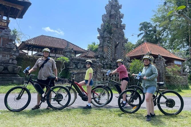 Explore Rice Fields and Hidden Villages with Ubud E-Bike Tour - Stop 1 in Tegalalang: Balinese traditional house visit (and what to watch for)