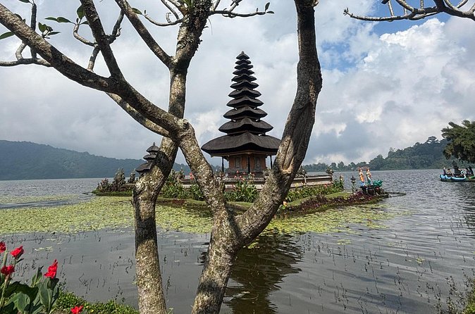 GAD Tanah Lot Tour - Ulun Danu Beratan: temple on the edge of a crater lake