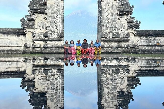 Gate of Heaven Tour - Sidemen Village: open-air lunch with Sleeping Gajah Hill vibes