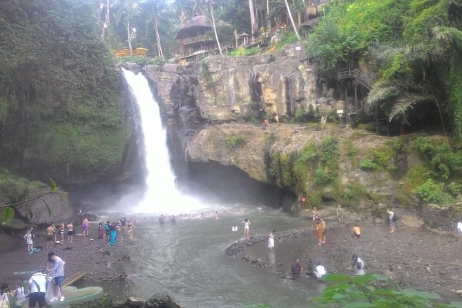 Monkey Forest, Ubud, Waterfall and Rice Terrace - Ubud Art Market: crafts that range from traditional to modern