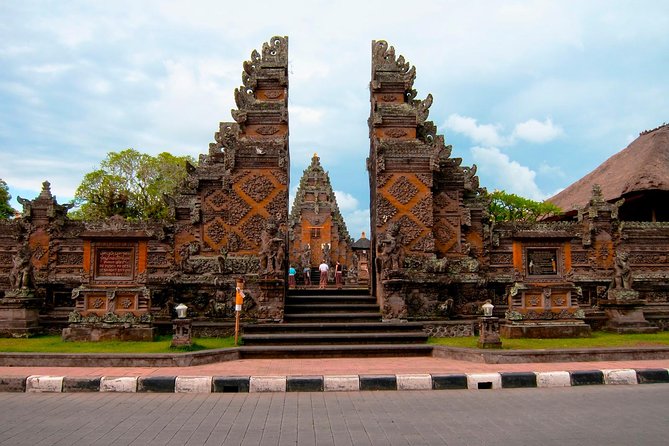 Monkey Forest, Ubud, Waterfall and Rice Terrace - Celuk Village: gold and silver craftsmanship at the entrance of Gianyar