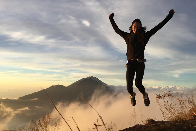 Mount Batur Sunrise Hike and Natural Hot Spring Option - Sunrise at the rim: breakfast first, then photos, then the caldera opens