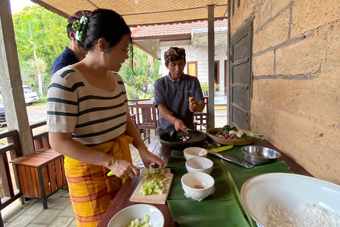Munduk:authentic local Home cooking class - Garden Ingredient Picking Before You Cook