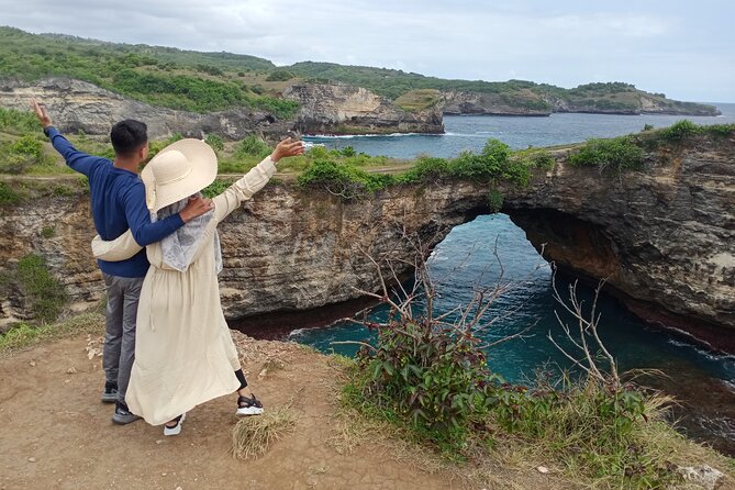 Nusa Penida East And West Full Day Private Guided Tour - Stop 1: Pantai Diamond (with a breakfast-box view)