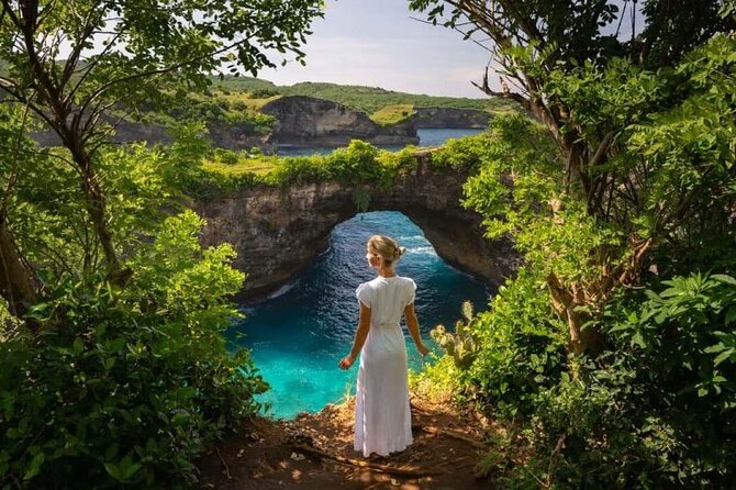 Nusa Penida Private Day Trip with Driver - Broken Beach and Angel’s Billabong: water hitting rock in a perfect spot