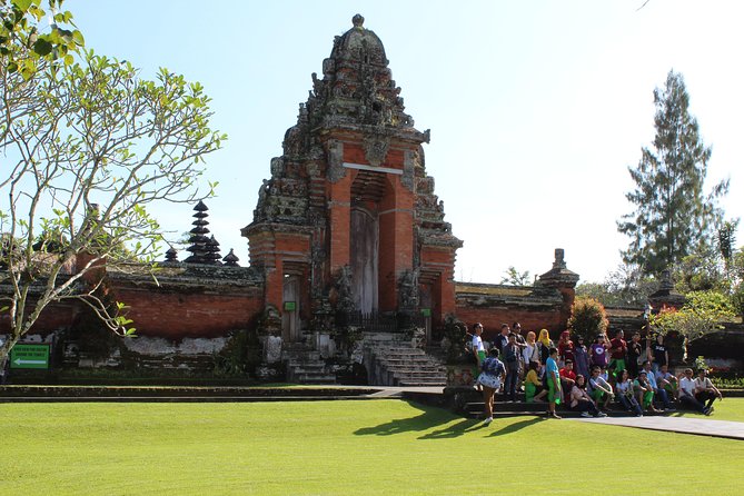 Private Tour: Bali Temples, Hidden Waterfall and Handara Gate - Ulun Danu Beratan: the lake temple photo you’ll recognize instantly