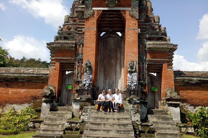 Private Tour: Leke-Leke Waterfall, Handara gate & Iconic Temples - Stop 3: Ulun Danu Beratan Temple floating on the lake