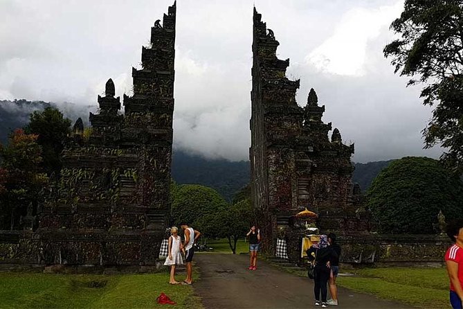 Private Tour: Ulun Danu Temple-Handara Gate-Wana Giri Hill&Tanah Lot Sunset - Stop 3: Ulun Danu Beratan Temple on Lake Beratan