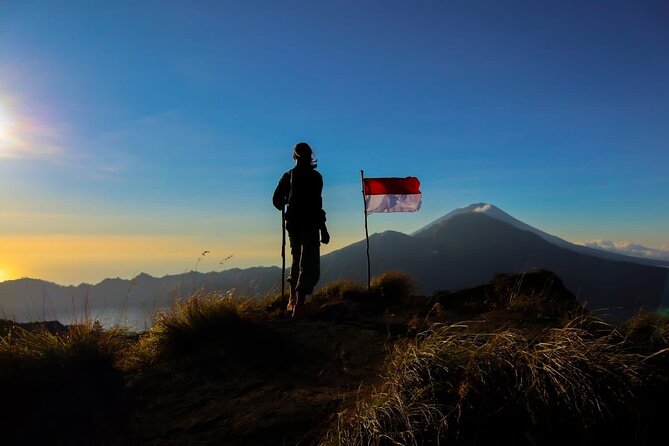 Sharing Batur Volcano Sunrise Trekking and Breakfast - Meeting your guide and heading out with a flashlight