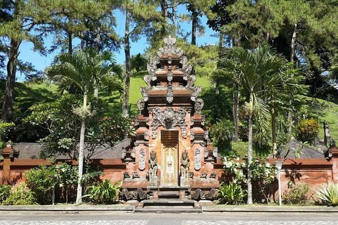 Skip the Line Tirta Empul Temple Entrance Ticket All Inclusive - Guide support: English explanations that help you feel present
