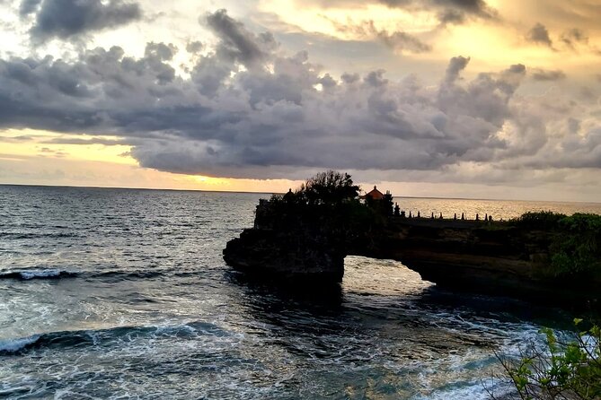 Tanah Lot And Ubud - Full Day Private Tour - Tanah Lot Temple: Batu Bolong vibes and ocean timing