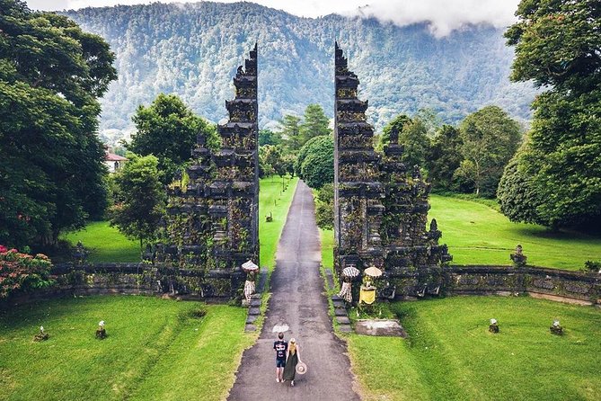 Tanah Lot - Jatiluwih (UNESCO) - Bedugul and Ulun Danu Temple Tour - Tanah Lot Temple: a sea temple on an offshore rock