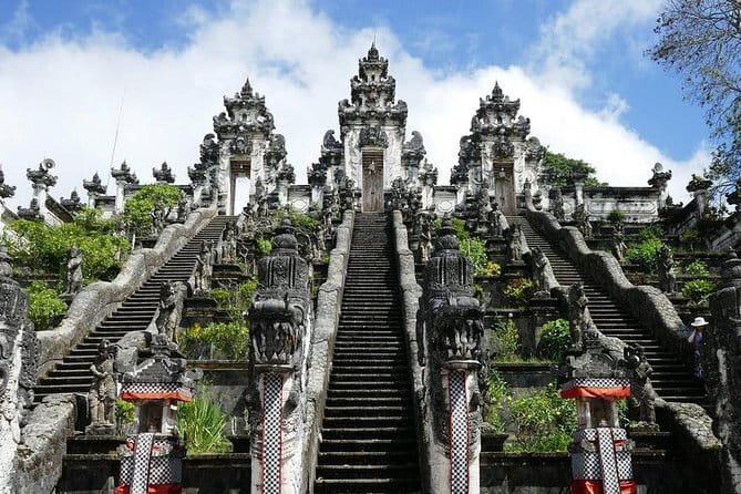 The Gate Of The Heaven Bali with Top Places To Visit In The East of Bali - Crowds and Queue Reality: how to handle Lempuyang calmly