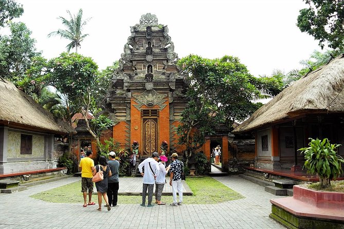 Ubud City Tour I: Monkey Forest, Ubud Palace, Art Market, and Waterfall - Ubud Palace (Puri Saren): A Quick Hit in the Center of Town