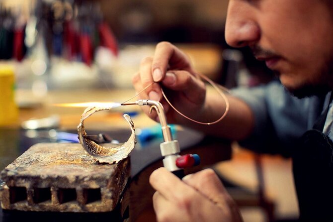 Ubud Silver Artistry Class: Create Unique Jewelry in Bali - Made Darsana’s Workshop Style: Humor, English, and Hands-On Help