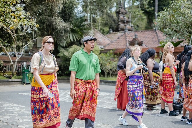 Ubud Small Group Tour: Monkey Forest, Tegalalang Rice Terraces and more - Sacred Monkey Forest Sanctuary: How to Enjoy Monkeys Without Paying for It