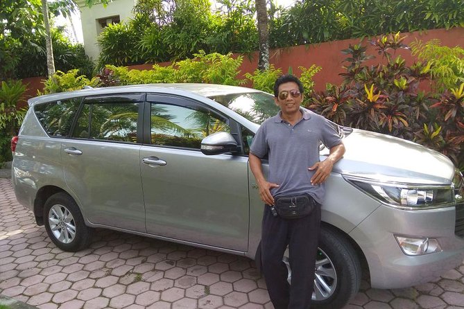 Ubud to Bali (DPS) Airport Private Transfer - The hotel-gate pickup: a signboard and a friendly handoff