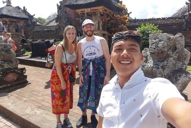 Ubud Tour - Monkey Forest, Temple, Waterfall, and Rice Terrace - Stop 2: Sacred Monkey Forest Sanctuary—gray macaques and temple etiquette
