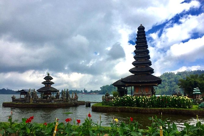 Ulun Danu Temple, Handara Gate, Wanagiri And Banyu Mala Waterfall - Stop 1: Ulun Danu Bratan Temple on the Lake