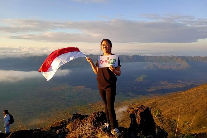 Watch the sunrise from the top of Mount Batur volcano - Hiking in the dark: flashlight, trail rhythm, and summit crowds